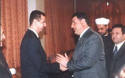 Midhat as-Saleh avec le président syrien  Bashar Assad (Capture d'écran/Kan)
