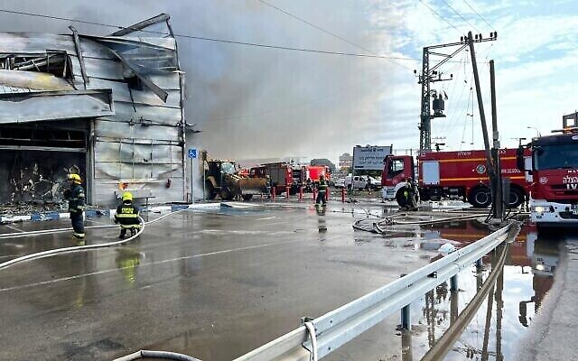 Un incendie au centre commercial Z Center dans la ville de Qalansawe, au centre d'Israël, le 16 octobre 2021 (Services de secours et d'incendie) Un incendie au centre commercial Z Center dans la ville de Qalansawe, au centre d'Israël, le 16 octobre 2021 (Services de secours et d'incendie)