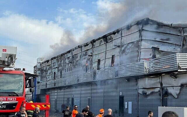 Un incendie au centre commercial Z Center dans la ville de Qalansawe, au centre d'Israël, le 16 octobre 2021 (Services de secours et d'incendie) Un incendie au centre commercial Z Center dans la ville de Qalansawe, au centre d'Israël, le 16 octobre 2021 (Services de secours et d'incendie)