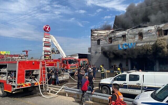 Un incendie au centre commercial Z Center dans la ville de Qalansawe, au centre d'Israël, le 16 octobre 2021 (Services de secours et d'incendie) Un incendie au centre commercial Z Center dans la ville de Qalansawe, au centre d'Israël, le 16 octobre 2021 (Services de secours et d'incendie)