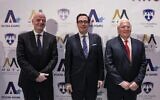 (De gauche à droite) Le président de la FIFA, Gianni Infantino, l'ancien secrétaire américain au Trésor, Steve Mnuchin, et l'ancien ambassadeur américain en Israël, David Friedman, assistent au lancement du "Centre Friedman pour la paix par la force" au Musée de la Tolérance de Jérusalem, le 11 octobre 2021. (Photo de Menahem KAHANA / AFP)
