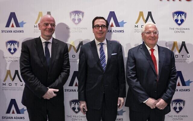 (De gauche à droite) Le président de la FIFA, Gianni Infantino, l'ancien secrétaire américain au Trésor, Steve Mnuchin, et l'ancien ambassadeur américain en Israël, David Friedman, assistent au lancement du "Centre Friedman pour la paix par la force" au Musée de la Tolérance de Jérusalem, le 11 octobre 2021. (Photo de Menahem KAHANA / AFP) (De gauche à droite) Le président de la FIFA, Gianni Infantino, l'ancien secrétaire américain au Trésor, Steve Mnuchin, et l'ancien ambassadeur américain en Israël, David Friedman, assistent au lancement du "Centre Friedman pour la paix par la force" au Musée de la Tolérance de Jérusalem, le 11 octobre 2021. (Photo de Menahem KAHANA / AFP)