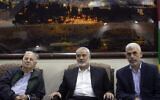 Yahya Sinwar (à droite), le chef du groupe terroriste Hamas dans la bande de Gaza, est assis avec le chef du Hamas Ismail Haniyeh (au centre), alors qu'ils rencontrent le chef de la Commission électorale centrale, Hanna Nasser, dans la ville de Gaza, le 28 octobre 2019. (AP Photo/Khalil Hamra)
