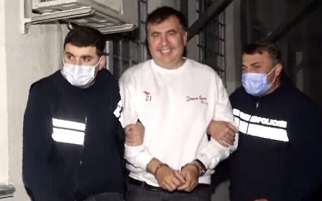 Des policiers géorgiens escortent l'ancien président Mikheil Saakashvili après son arrestation à Rustavi, en Géorgie, le vendredi 1er octobre 2021. (Service de presse du ministère géorgien de l'Intérieur via AP) Des policiers géorgiens escortent l'ancien président Mikheil Saakashvili après son arrestation à Rustavi, en Géorgie, le vendredi 1er octobre 2021. (Service de presse du ministère géorgien de l'Intérieur via AP)