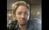 Une capture d'écran de la vidéo du chanteur Gil Ofarim postée sur son compte Instagram, le 5 octobre 2021. (Crédit : Capture d'écran/Instagram)