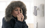 Une femme a froid à l'intérieur d'une maison. (Photo LSO via iStock by Getty Images)