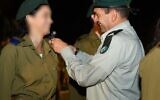 Le chef du renseignement militaire Aharon Haliva, à droite, présente les grades à un nouvel officier de renseignement lors d'une cérémonie le 13 octobre 2021. (Forces de défense israéliennes)