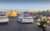 Les secours arrivant sur la route où un homme est tombé d'une montgolfière et est mort en percutant une voiture en mouvement, près d'Afula, le 19 octobre 2021. (Capture d'écran : Magen David Adom)