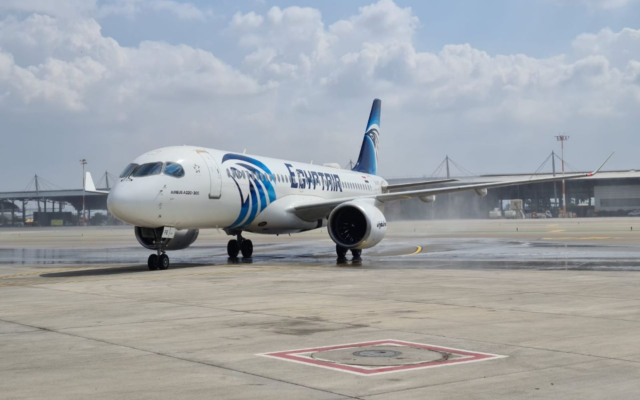 Le premier avion commercial d'EgyptAir atterrit à l'aéroport international Ben Gurion de Tel Aviv, le 3 octobre 2021. (Crédit : Autorité israélienne des aéroports) Le premier avion commercial d'EgyptAir atterrit à l'aéroport international Ben Gurion de Tel Aviv, le 3 octobre 2021. (Crédit : Autorité israélienne des aéroports)