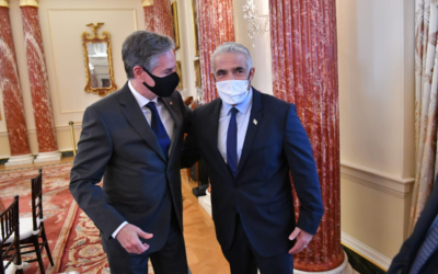Le ministre des Affaires étrangères Yair Lapid, à droite, rencontre le secrétaire d'État américain Antony Blinken, le 13 octobre 2021. (Crédit :Shlomi Amsalem GPO)