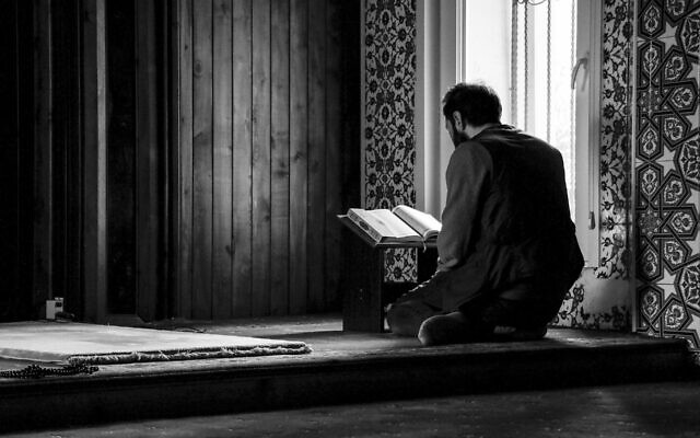Illustration d'un musulman lisant le Coran dans une mosquée. (Crédit : Pixabay) Illustration d'un musulman lisant le Coran dans une mosquée. (Crédit : Pixabay)