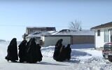 Illustration : Des femmes et jeunes filles de Lev Tahor, au Canada. (Crédit : YouTube)