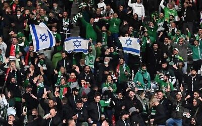 Les supporters du Maccabi Haifa déploient des drapeaux israéliens dans les tribunes, lors du match de football aller du groupe E de l'UEFA Conference League entre le FC Union Berlin et le Maccabi Haifa au stade olympique de Berlin, le 30 septembre 2021. (Matthias KOCH / DPA / AFP) / Allemagne OUT)
