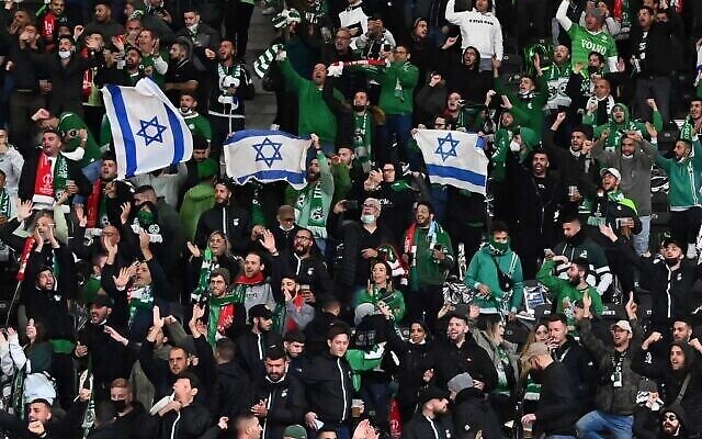Les supporters du Maccabi Haifa déploient des drapeaux israéliens dans les tribunes, lors du match de football aller du groupe E de l'UEFA Conference League entre le FC Union Berlin et le Maccabi Haifa au stade olympique de Berlin, le 30 septembre 2021. (Matthias KOCH / DPA / AFP) / Allemagne OUT) Les supporters du Maccabi Haifa déploient des drapeaux israéliens dans les tribunes, lors du match de football aller du groupe E de l'UEFA Conference League entre le FC Union Berlin et le Maccabi Haifa au stade olympique de Berlin, le 30 septembre 2021. (Matthias KOCH / DPA / AFP) / Allemagne OUT)