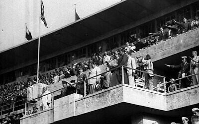 Sur cette photo du 2 août 1936, Adolf Hitler et Hermann Goering regardent les épreuves des Jeux olympiques à Berlin. (AP)