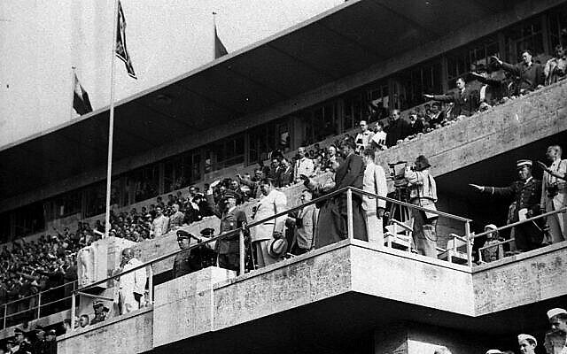 Sur cette photo du 2 août 1936, Adolf Hitler et Hermann Goering regardent les épreuves des Jeux olympiques à Berlin. (AP)