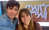 Paula and Leon Rosenberg, présentateurs de la Matinale de Keshet 12, se sont présentés sans maquillage -une première dans l'Histoire de la télévision- pour protester contre les pressions de la société sur l'apparence, le 10 octobre 2021. (Crédit : Facebook)