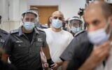 Eliran Malul, accusé d'avoir poignardé à mort sa femme Michal Sela à leur domicile de Ramat Motza, vu après une audience au tribunal de district de Jérusalem le 6 octobre 2021. (Yonatan Sindel/Flash90)