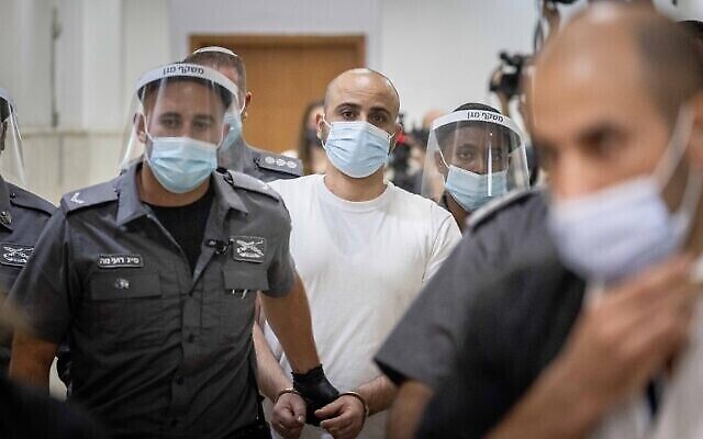 Eliran Malul, accusé d'avoir poignardé à mort sa femme Michal Sela à leur domicile de Ramat Motza, vu après une audience au tribunal de district de Jérusalem le 6 octobre 2021. (Yonatan Sindel/Flash90) Eliran Malul, accusé d'avoir poignardé à mort sa femme Michal Sela à leur domicile de Ramat Motza, vu après une audience au tribunal de district de Jérusalem le 6 octobre 2021. (Yonatan Sindel/Flash90)
