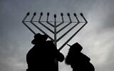 Illustration : Une Ménorah géante de Loubavitch est installée dans le centre de Berlin, le mardi 20 décembre 2011. (Photo AP/Markus Schreiber)