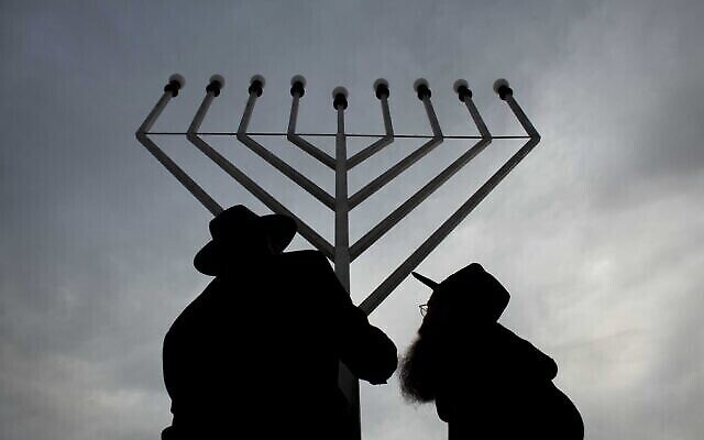 Illustration : Une Ménorah géante de Loubavitch est installée dans le centre de Berlin, le mardi 20 décembre 2011. (Photo AP/Markus Schreiber) Illustration : Une Ménorah géante de Loubavitch est installée dans le centre de Berlin, le mardi 20 décembre 2011. (Photo AP/Markus Schreiber)