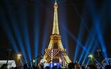 Des milliers de personnes participent à la cérémonie publique annuelle d'allumage de la ménorah du Chabad-Lubavitch au pied de la Tour Eiffel à Paris, le dimanche 6 décembre 2015, la première nuit de Hanoukka. (Crédit : Chabad.org/Thierry Guez)