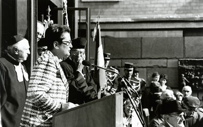 Allocution de Gilberte Nissim Steg sur le parvis du Mémorial du martyr juif inconnu, en compagnie du rabbin Emile Kacman, lors de la cérémonie officielle de l’Hazkara, le 11 septembre 1994. (Crédit : Mémorial de la Shoah)
