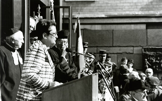Allocution de Gilberte Nissim Steg sur le parvis du Mémorial du martyr juif inconnu, en compagnie du rabbin Emile Kacman, lors de la cérémonie officielle de l’Hazkara, le 11 septembre 1994. (Crédit : Mémorial de la Shoah)