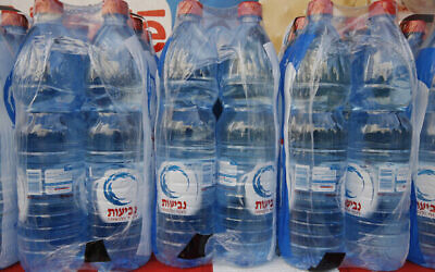 Des bouteilles d'eau Neviot exposées dans des magasins le 17 février 2009. (Miriam Alster/Flash90)