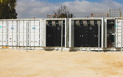 Les premières batteries de stockage d'énergie solaire de Nofar Energy au kibboutz Nir Yitzhak dans le sud d'Israël. (Crédit : Nofar Energy)