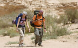 Un homme et une femme marchant sur le sentier d'Israël. (Miriam Alster/Flash90)