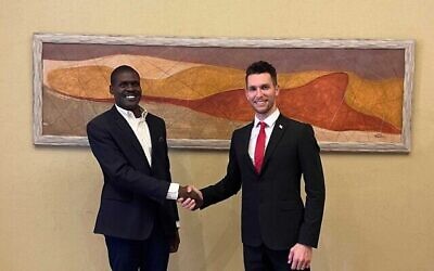 Le ministre soudanais de la Justice, Nasredeen Abdulbari, rencontre le vice-ministre des Affaires étrangères, Idan Roll, à Abou Dhabi, le 13 octobre 2021. (Ministère des affaires étrangères)