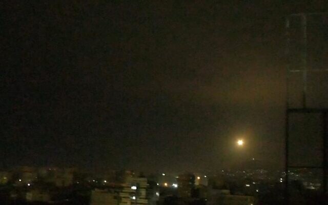 Illustration : Un missile anti-aérien syrien est tiré dans le ciel près de Damas lors d'une prétendue frappe aérienne israélienne le 6 janvier 2021. (Capture d'écran : SANA)