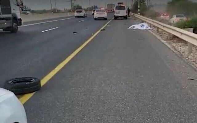 Le lieu où un homme de 42 ans a été tué par un camion alors qu'il changeait un pneu sur sa voiture, près de Hadera, le 25 octobre 2021. (Capture d'écran/Magen David Adom)