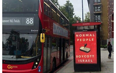 Une affiche anti-Israël sur un arrêt de bus de Londres, en octobre 2021. (Crédit : Centre Simon Wiesenthal)