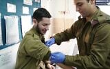 Photo d'illustration : Un médecin de l'armée prélève du sang sur un soldat sur une photo non-datée,. (Crédit : Armée israélienne)