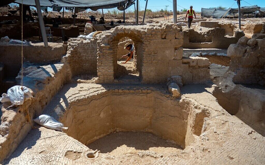 Des cuves pour stocker le vin dans un complexe de pressoirs de l'ère byzantine à Yavné. (Crédit : Yaniv Berman/IAA)