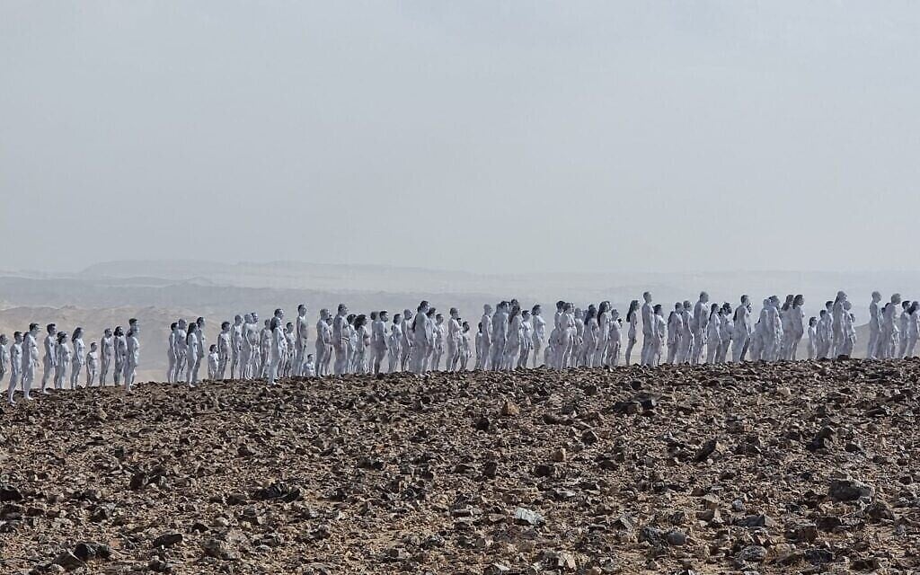 Les 200 participants nus qui ont posé pour le photographe américain Spencer Tunick à la mer Morte, le 17 octobre 2021 (Crédit : Irit Eshet Mor)