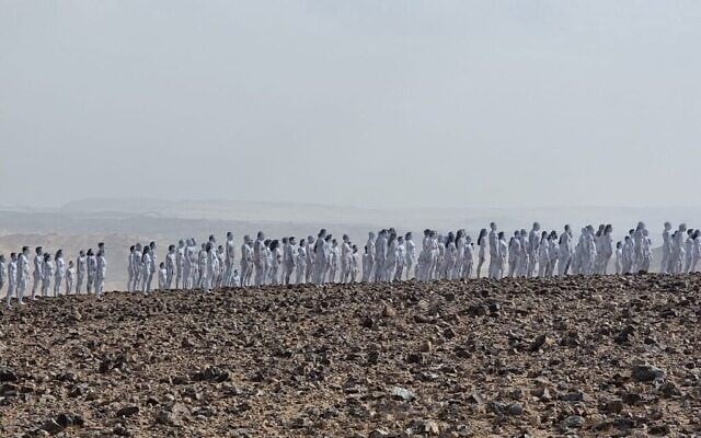 Les 200 participants nus qui ont posé pour le photographe américain Spencer Tunick à la mer Morte, le 17 octobre 2021 (Crédit : Irit Eshet Mor)