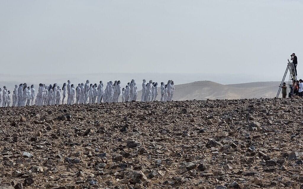 Les 200 participants nus qui ont posé pour le photographe américain Spencer Tunick à la mer Morte, le 17 octobre 2021 (Crédit : Irit Eshet Mor)