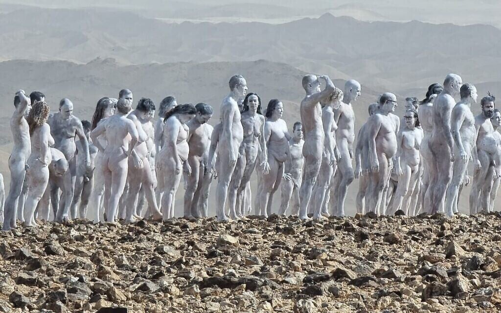 Les 200 participants nus qui ont posé pour le photographe américain Spencer Tunick à la mer Morte, le 17 octobre 2021 (Crédit : Irit Eshet Mor)