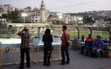Les visiteurs admirent les objets exposés dans le cadre de Manofim, l'événement artistique de Jérusalem qui ouvrira ses portes le 27 octobre 2021 (Crédit : Snir Katzir).