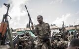 Un soldat des forces de défense nationale éthiopiennes après avoir terminé son entraînement dans le champ de Dabat, à 70 kilomètres (43 miles) au nord-est de la ville de Gondar, en Éthiopie, le 14 septembre 2021. (Crédit : Amanuel Sileshi/AFP)