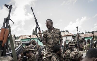 Un soldat des forces de défense nationale éthiopiennes après avoir terminé son entraînement dans le champ de Dabat, à 70 kilomètres (43 miles) au nord-est de la ville de Gondar, en Éthiopie, le 14 septembre 2021. (Crédit : Amanuel Sileshi/AFP)
