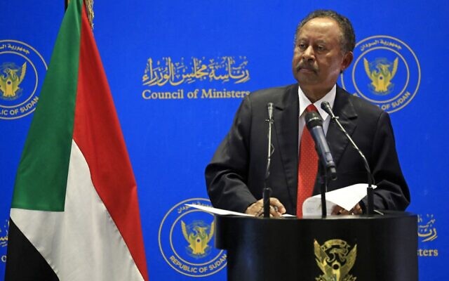 Le Premier ministre soudanais Abdalla Hamdok tient une conférence de presse au Conseil des ministres dans la capitale Khartoum, le 15 août 2021. (Crédit : ASHRAF SHAZLY / AFP) Le Premier ministre soudanais Abdalla Hamdok tient une conférence de presse au Conseil des ministres dans la capitale Khartoum, le 15 août 2021. (Crédit : ASHRAF SHAZLY / AFP)
