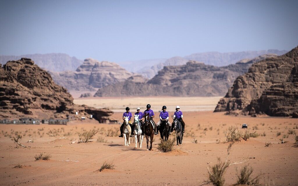 Des cavaliers montent à cheval lors de la première étape des Galops de Jordanie, le 25 octobre 2021, dans le désert de Wadi Rum, à 300 kilomètres au sud d'Amman. (Crédit : LIONEL BONAVENTURE / AFP)