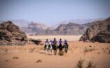 Des cavaliers montent à cheval lors de la première étape des Galops de Jordanie, le 25 octobre 2021, dans le désert de Wadi Rum, à 300 kilomètres au sud d'Amman. (Crédit : LIONEL BONAVENTURE / AFP)