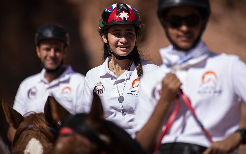 La princesse Jalila Bint Ali de Jordanie (C) monte sur son cheval lors de la première étape des Galops de Jordanie dans le désert de Wadi Rum, à 300 kilomètres au sud d'Ammam, le 25 octobre 2021. (Crédit : LIONEL BONAVENTURE / AFP)