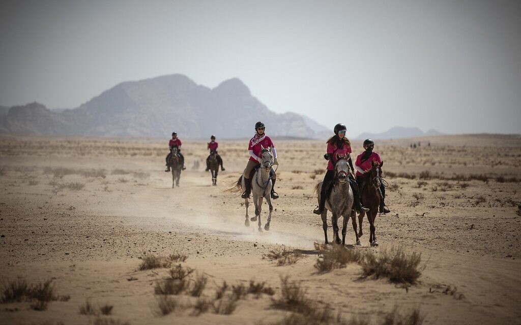 L'ancienne miss France Camille Cerf (C) monte sur son cheval lors de la quatrième étape des Galops de Jordanie dans le désert de Wadi Rum, à 300 kilomètres au sud d'Ammam, le 28 octobre 2021. (Crédit : Lionel BONAVENTURE / AFP)