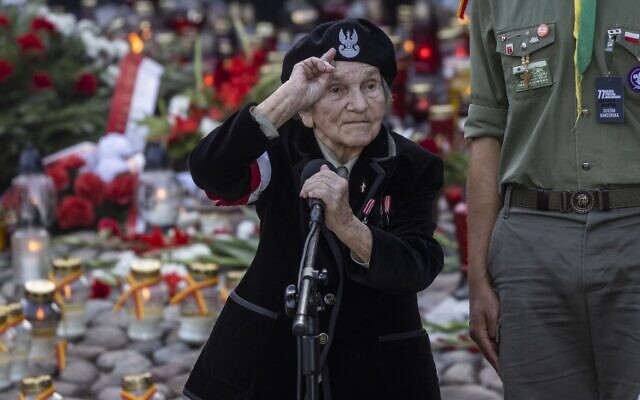 Wanda Traczyk-Stawska aux commémorations du 77e anniversaire de l'Insurrection de Varsovie, au cimetière des insurgés de Varsovie, en Pologne, le 1er août 2021. (Crédit : Wojtek RADWANSKI / AFP) Wanda Traczyk-Stawska aux commémorations du 77e anniversaire de l'Insurrection de Varsovie, au cimetière des insurgés de Varsovie, en Pologne, le 1er août 2021. (Crédit : Wojtek RADWANSKI / AFP)